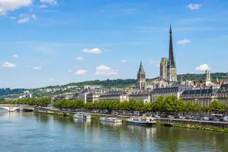 Vue urbaine de Rouen en Seine-Maritime, avec la Seine et des bâtiments emblématiques, pour illustrer un article sur le choix d’un EHPAD selon le budget.
